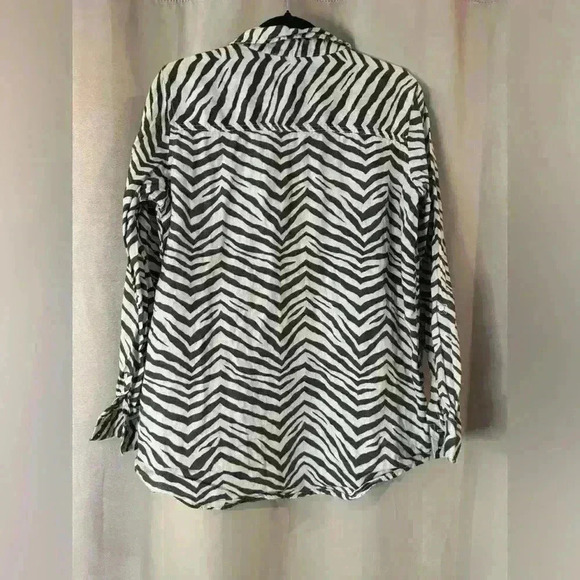 Women’s Brown Tahari Button Down - Picture 2 of 5